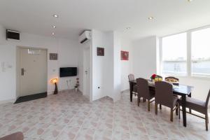 Televízia a/alebo spoločenská miestnosť v ubytovaní Apartman Bordura
