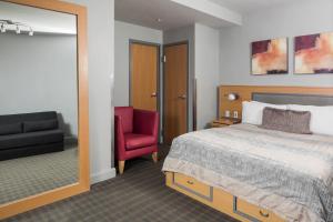 Postel nebo postele na pokoji v ubytování Charlesmark Hotel