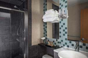 Charlesmark Hotel tesisinde bir banyo