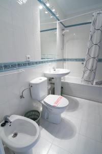 ネルハにあるBAJAMAR II 22 MENYBERの白いバスルーム(トイレ、シンク付)
