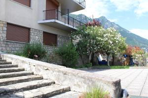 un edificio con escaleras delante de un edificio en Casa Amelia, en Gargnano