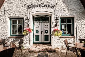 a white building with a door and two windows at Hotel Pharisäerhof - DAS Hundehotel auf Nordstrand mit Restaurant und Café in Nordstrand +39 photos