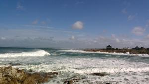 a view of the ocean with rocks and waves at les volets bleus in Saint-Guénolé