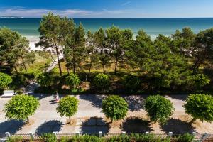 una vista aérea de un parque con árboles y el océano en Villa Vogue Gretas Beach Home en Binz