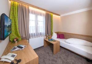 Postel nebo postele na pokoji v ubytování Hotel zum Hirschen + 37 fotografií