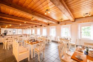 Restaurace v ubytování Hotel, Restaurant, Café Pharisäerhof - Nordseeurlaub mit Hund + 37 fotografií
