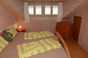 um quarto com 2 camas individuais e uma janela em Ferienstudios Weindl em Sankt Englmar