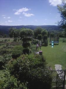 vista aerea su un giardino con parco giochi di Gite familial à proximité d'une mini ferme a Saint-Haon