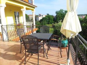 d'une terrasse avec une table et des chaises sur un balcon. dans l'établissement Apartment Luiza Funtana, à Funtana