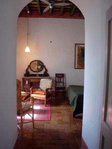 Habitación con cama, mesa y sillas. en La Casa Grande en Arcos de la Frontera