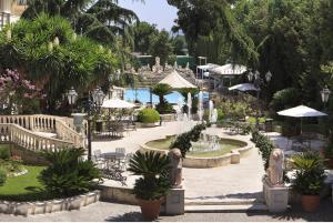 ein Resort mit einem Brunnen und einem Pool in der Unterkunft Grand Hotel Vanvitelli in Caserta