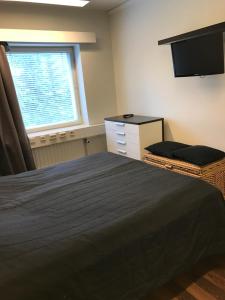 
Een bed of bedden in een kamer bij Hotelli Mäntylinna
