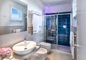 Koupelna v ubytování Hotel Meeting + 63 fotografií