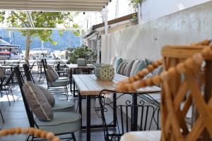 Reštaurácia alebo iné gastronomické zariadenie v ubytovaní Meltemi