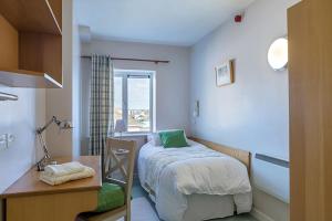 Tempat tidur dalam kamar di Priory House, Student Accommodation, Manor Village apartments, Cork Road, X91W427
