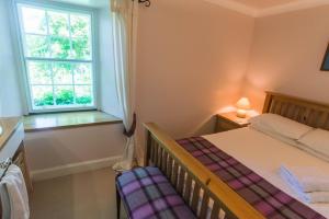 Katil atau katil-katil dalam bilik di Ballat Smithy Cottage