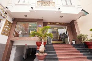 un edificio con escaleras y macetas delante en Phu Tho Da Lat Hotel en Da Lat