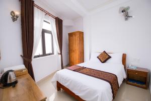 Postel nebo postele na pokoji v ubytování Phu Tho Da Lat Hotel + 37 fotografií