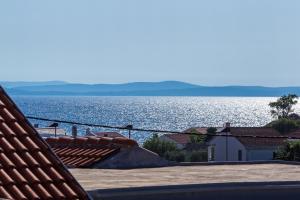 uitzicht op het water vanaf het dak van een huis bij Apartment Rimanic in Zadar