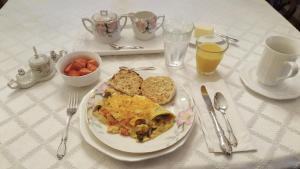 un tavolo con un piatto di omelette e pane tostato di Canemount Plantation Inn a Westside