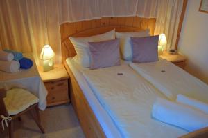Posteľ alebo postele v izbe v ubytovaní Hotel Pension Schwaiger
