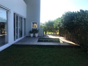 a house with a yard with a small swimming pool at Casa 450m2 Laguna Internacional in Laguna