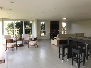 een grote woonkamer met een tafel en stoelen bij Casa 450m2 Laguna Internacional in Laguna
