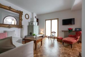 Una sala de estar con un sofá y una chimenea. en Dolce Casa, en Bormio
