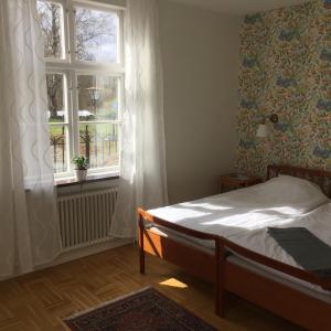 a bedroom with a bed and a window at Stavsjö Herrgårdsflygel in Stavsjo