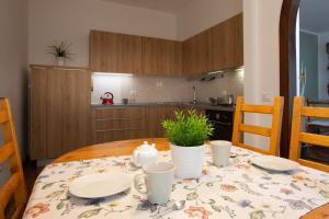 een tafel met borden en bekers in de keuken bij Dolce Casa in Bormio