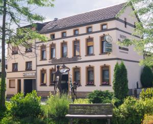 ein Gebäude mit einer Bank davor in der Unterkunft Hotel Rhein-Ahr in Remagen
