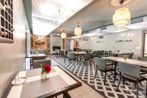 Restoran või mõni muu söögikoht majutusasutuses Hotel Mandát