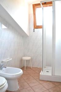 ポルトフェッラーイオにあるParco delle Ginestreのバスルーム(シャワー、トイレ、シンク付)