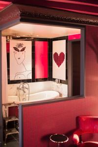 a bathroom with a sink and a tub with a mirror at H&ocirc;tel Les Dames du Panth&eacute;on in Paris