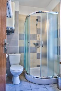 Ένα μπάνιο στο Studio ApartCity +55 φωτογραφίες