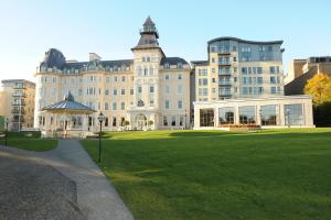 um grande edifício com um relvado em frente em Royal Marine Hotel em Dun Laoghaire