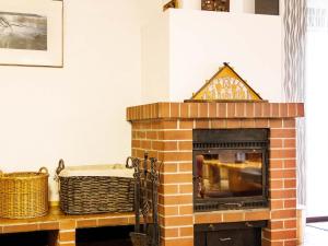 chimenea de ladrillo con TV en la parte superior en Apartment Muggensturm am Badesee en Muggensturm