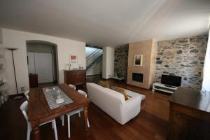 uma sala de estar com um sofá, uma mesa e uma televisão em La Pietra del Golfo em La Spezia