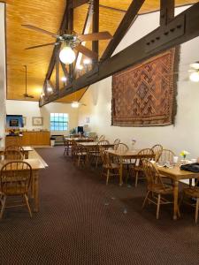 Restaurace v ubytování Windcrest Inn and Suites