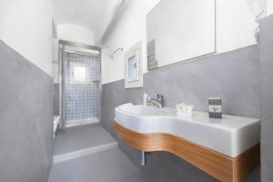 A bathroom at La Piazzetta Guest House