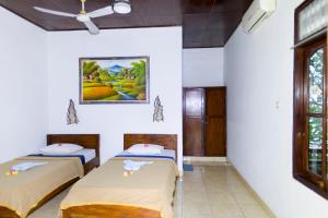 เตียงในห้องที่ Matahari Tulamben Guesthouse