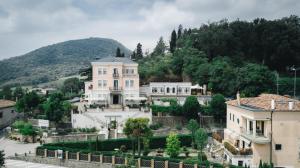 uma grande casa branca com uma montanha ao fundo em Villa Lussana em Teolo
