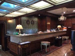 bar w hotelu z żyrandolem w obiekcie Hiroshima Intelligent Hotel Annex w mieście Hiroszima
