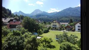 a view of a village with mountains in the background at Frühstückspension Helmut Koffler in Faak am See