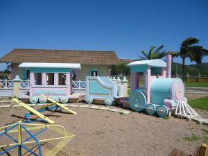 un pequeño parque infantil con tren y columpios en Casa 450m2 Laguna Internacional, en Laguna