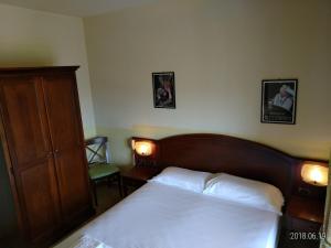 Un pat sau paturi într-o cameră la Hotel Belvedere