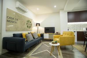a living room with two couches and a tv at Boavista Premium Family & Business by Porto City Hosts in Porto