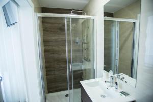 a bathroom with a glass shower and a sink at Boavista Premium Family & Business by Porto City Hosts in Porto