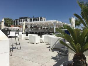 カステッラネータ・マリーナにあるCasa Villaggioのパティオ(白いテーブルと椅子付)、
