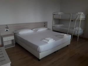 سرير أو أسرّة في غرفة في Albergo Diffuso Belvedere
